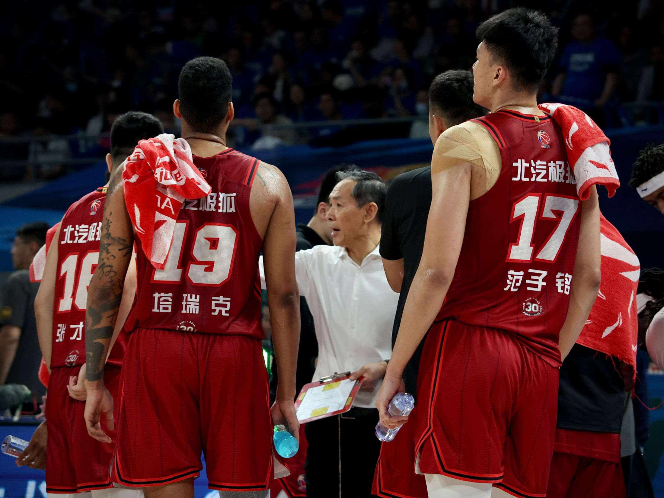 kaiyun-关键时刻CBA季后赛传出新动向，上海海港迎来里程碑，管理层表态——球迷炸锅，更衣室氛围转暖的简单介绍